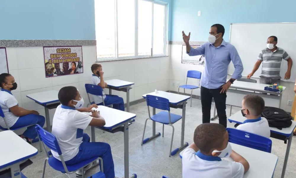 Após requalificação promovida pela Prefeitura de Salvador, a Escola Municipal Professor Afonso Temporal, localizada na Rua José Guimarães, no bairro de Valéria é entregue nesta terça-feira (22). Com investimento de R$3,7 milhões, a unidade atende o Ensino Fundamental Anos Iniciais (do 1º ao 5º ano) e Educação de Jovens e Adultos (EJA) do TAP 1 ao TAP 5.