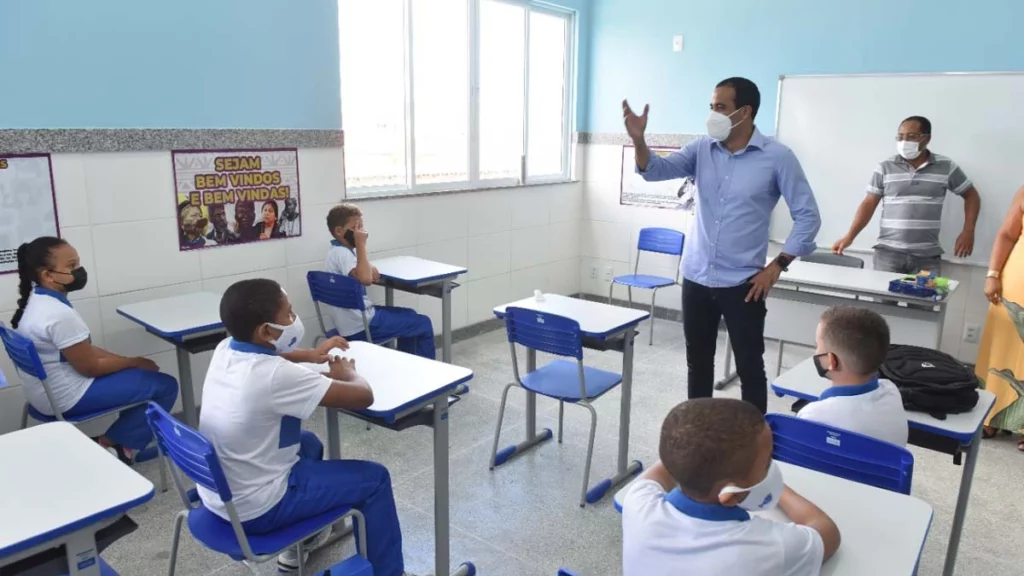 Após requalificação promovida pela Prefeitura de Salvador, a Escola Municipal Professor Afonso Temporal, localizada na Rua José Guimarães, no bairro de Valéria é entregue nesta terça-feira (22). Com investimento de R$3,7 milhões, a unidade atende o Ensino Fundamental Anos Iniciais (do 1º ao 5º ano) e Educação de Jovens e Adultos (EJA) do TAP 1 ao TAP 5.