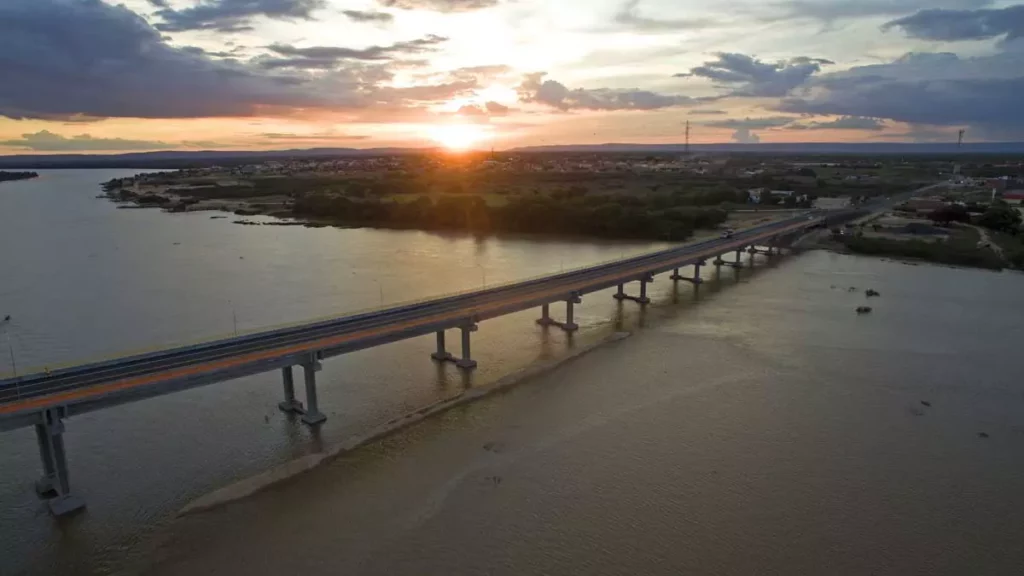 a construção e pavimentação de rodovias e outras estruturas, como pontes. Uma das principais obras entregues por meio da Secretaria de Infraestrutura