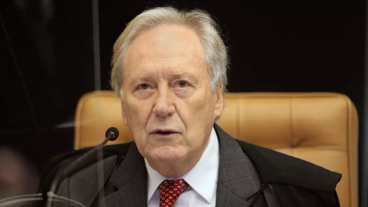 O ministro Ricardo Lewandowski, do Supremo Tribunal Federal (STF), foi eleito na quinta-feira (18) para um novo mandato como membro efetivo do Tribunal Superior Eleitoral (TSE). Ele ocupará o lugar deixado por Luís Roberto Barroso, que no fim do mês encerra sua passagem de quatro anos pela Corte Eleitoral.