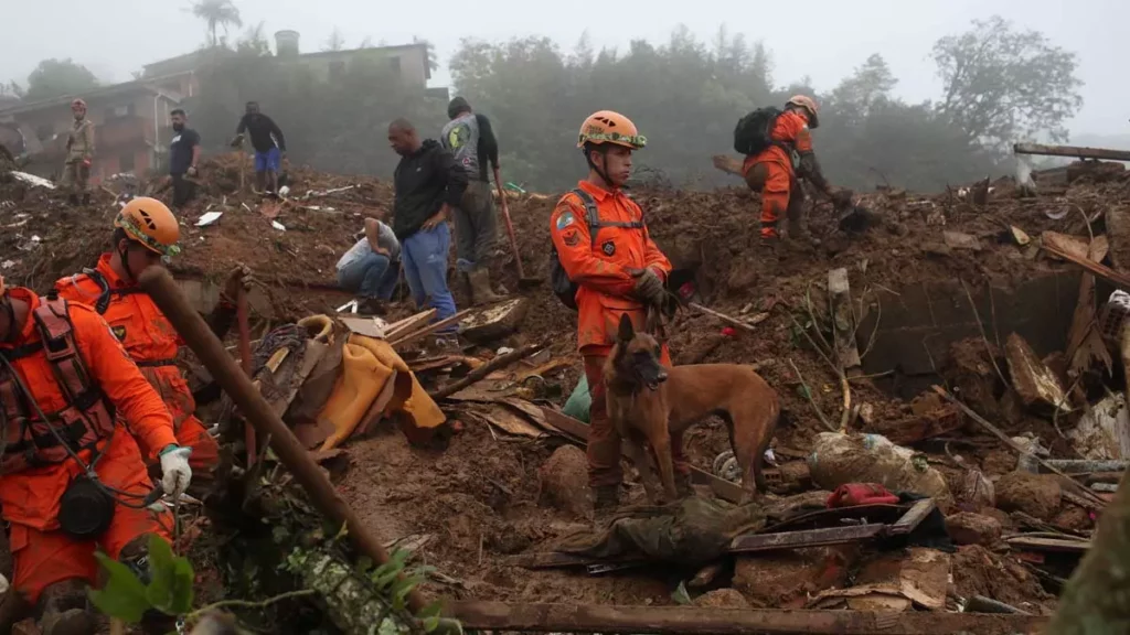 As mortes provocadas pela chuva da última semana em Petrópolis, na região serrana fluminense, chegam a 176, segundo informações do Corpo de