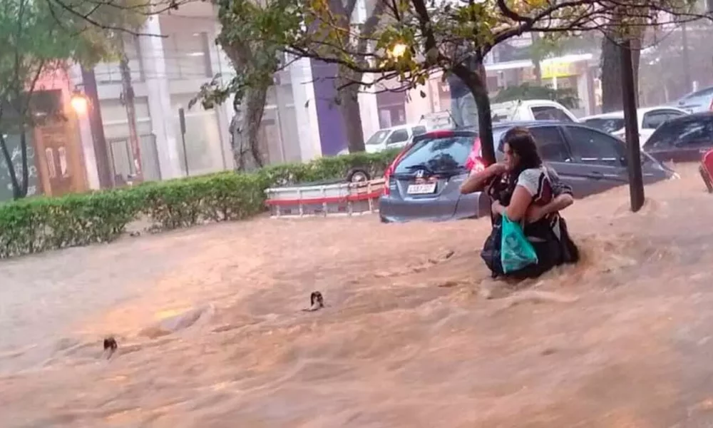 Pelo menos 44 pessoas morreram devido à chuva que castigou Petrópolis, na região serrana fluminense, ontem (15). Vinte e uma pessoas foram