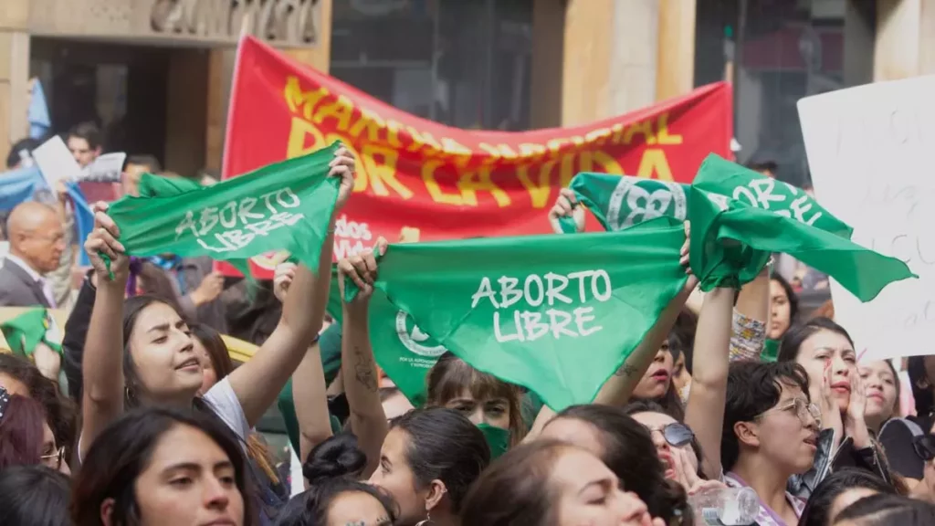 A Colômbia descriminalizou o aborto durante as primeiras 24 semanas de gravidez, somando-se a uma recente série de vitórias legais para
