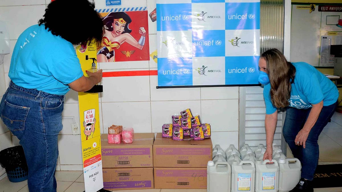 O Fundo das Nações Unidas para a Infância (Unicef), em parceria com a Associação dos Voluntários para o Serviço Internacional (AVSI Brasil), está fornecendo kits de higienização e educativos, em 40 escolas de Salvador.