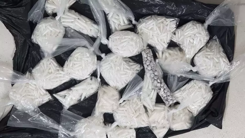 Policiais militares do Esquadrão Águia prenderam um motociclista de aplicativo na Avenida Maria Lúcia, São Marcos, com mais de 2.600 pinos de cocaína