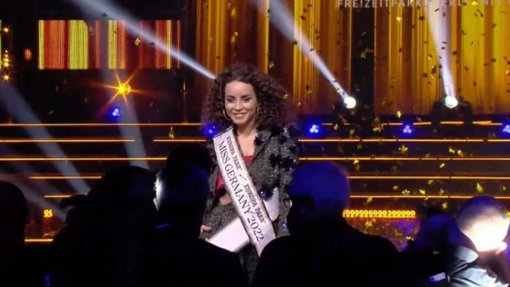 A modelo nordestina Domitila Barros foi eleita no sábado (19) Miss Alemanha 2022. Natural de Pernambuco, a recifense superou outras nove concorrentes e venceu a grande final realizada na cidade de Rust.