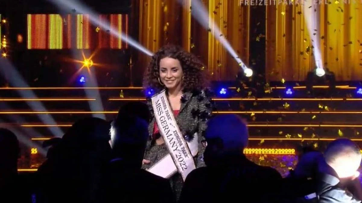 A modelo nordestina Domitila Barros foi eleita no sábado (19) Miss Alemanha 2022. Natural de Pernambuco, a recifense superou outras nove concorrentes e venceu a grande final realizada na cidade de Rust.