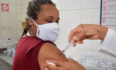 A Secretaria Municipal da Saúde (SMS) informa que as vacinações contra Influenza (gripe) e Covid-19 estão suspensas neste sábado (5) e domingo (6) em Salvador. A retomada da imunização acontecerá na segunda-feira (7). O esquema com locais de vacinação, público alvo e horários serão divulgados no domingo (6).