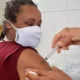 A Secretaria Municipal da Saúde (SMS) informa que as vacinações contra Influenza (gripe) e Covid-19 estão suspensas neste sábado (5) e domingo (6) em Salvador. A retomada da imunização acontecerá na segunda-feira (7). O esquema com locais de vacinação, público alvo e horários serão divulgados no domingo (6).