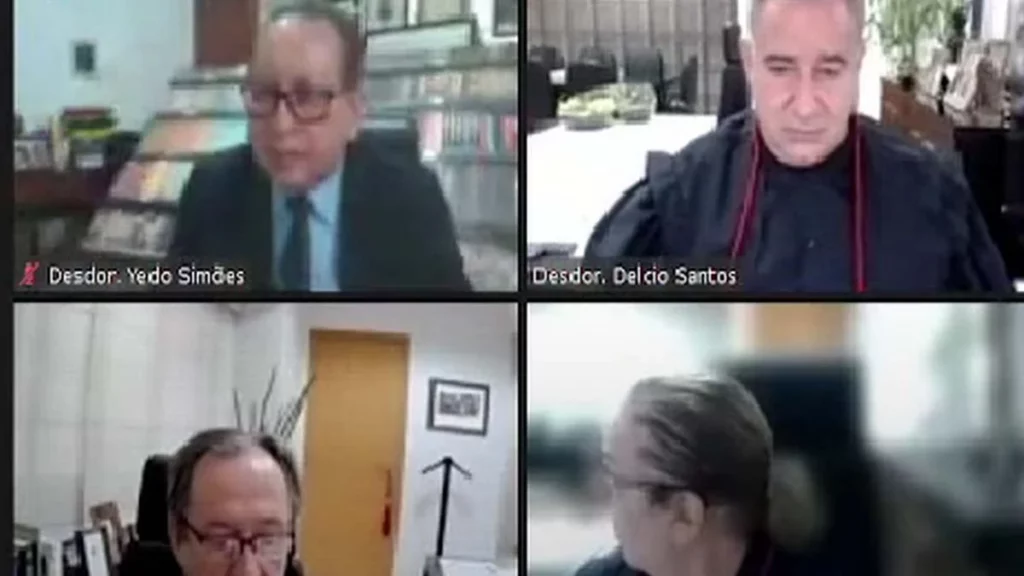 Um vídeo que viralizou nas redes sociais nesta quinta-feira (3) mostrou o momento exato em que a biblioteca falsa de um desembargador do Tribunal de Justiça do Amazonas (TJAM) caiu durante uma sessão das Câmaras Reunidas transmitida por videoconferência.
