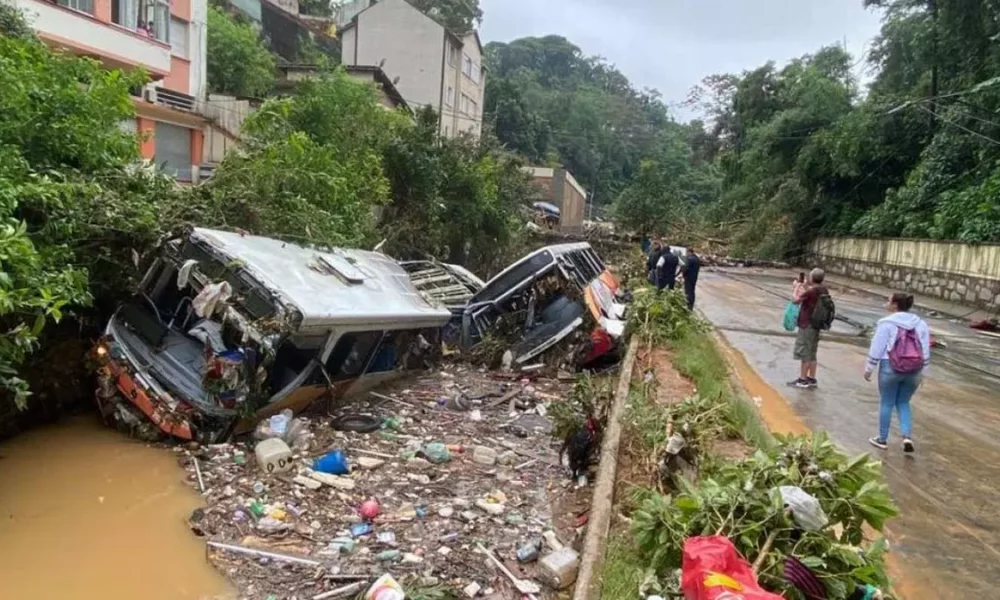 As chuvas em Petrópolis, na região serrana fluminense, deixaram pelo menos 35 mortos, segundo informações da Defesa Civil municipal.