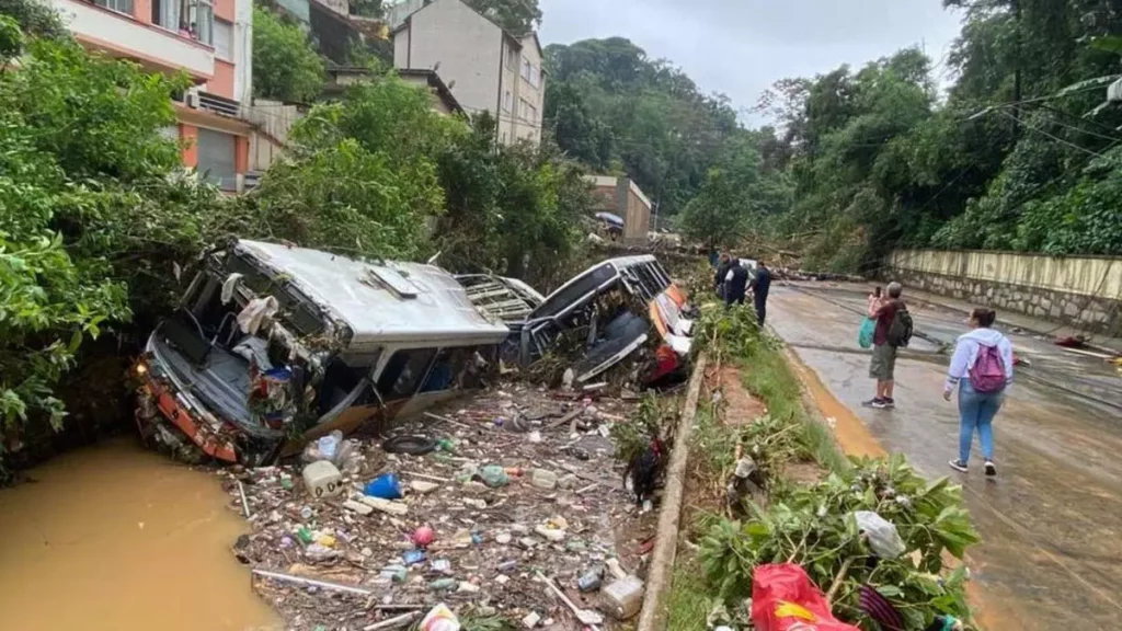 As chuvas em Petrópolis, na região serrana fluminense, deixaram pelo menos 35 mortos, segundo informações da Defesa Civil municipal.