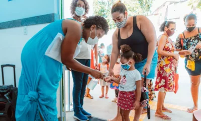 Depois de quase dois anos de aulas nas modalidades virtual e híbrida, os alunos da rede municipal de ensino iniciaram o ano letivo de 2022,