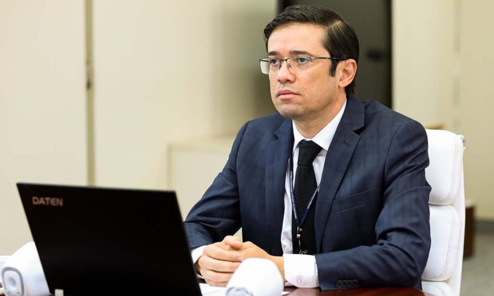 O diretor geral da Polícia Federal (PF) Márcio Nunes mudou a coordenação do setor de Investigação e Combate à Corrupção. A decisão, publicada no Diário Oficial da União, substituí Luiz Flávio Zampronha na direção pelo delegado Caio Rodrigo Pellim, superintendente regional da Polícia Federal no Ceará desde 2021