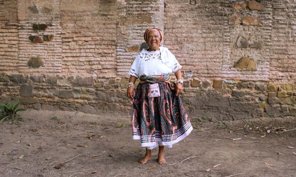 Morreu nesta quinta-feira (17) Maria Eunice Martins Luz, a "Dona Nicinha do Samba", aos 72 anos. Uma das mais icônicas sambadeiras da Bahia, Dona Nicinha morreu em casa em decorrência a problemas cardíacos. Seu corpo será enterrado no final desta tarde na cidade de Santo Amaro, no Recôncavo Baiano, lugar onde nasceu e morou a sua vida inteira.