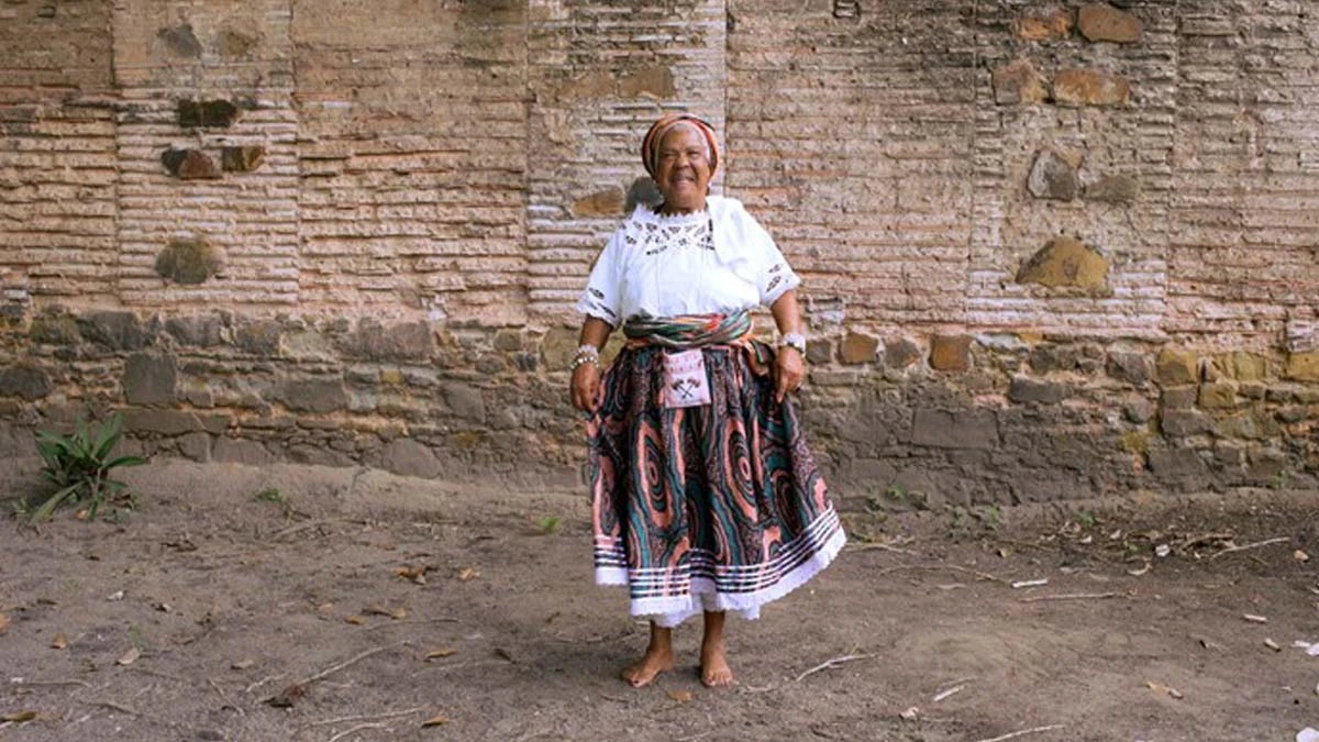 Morreu nesta quinta-feira (17) Maria Eunice Martins Luz, a "Dona Nicinha do Samba", aos 72 anos. Uma das mais icônicas sambadeiras da Bahia, Dona Nicinha morreu em casa em decorrência a problemas cardíacos. Seu corpo será enterrado no final desta tarde na cidade de Santo Amaro, no Recôncavo Baiano, lugar onde nasceu e morou a sua vida inteira.