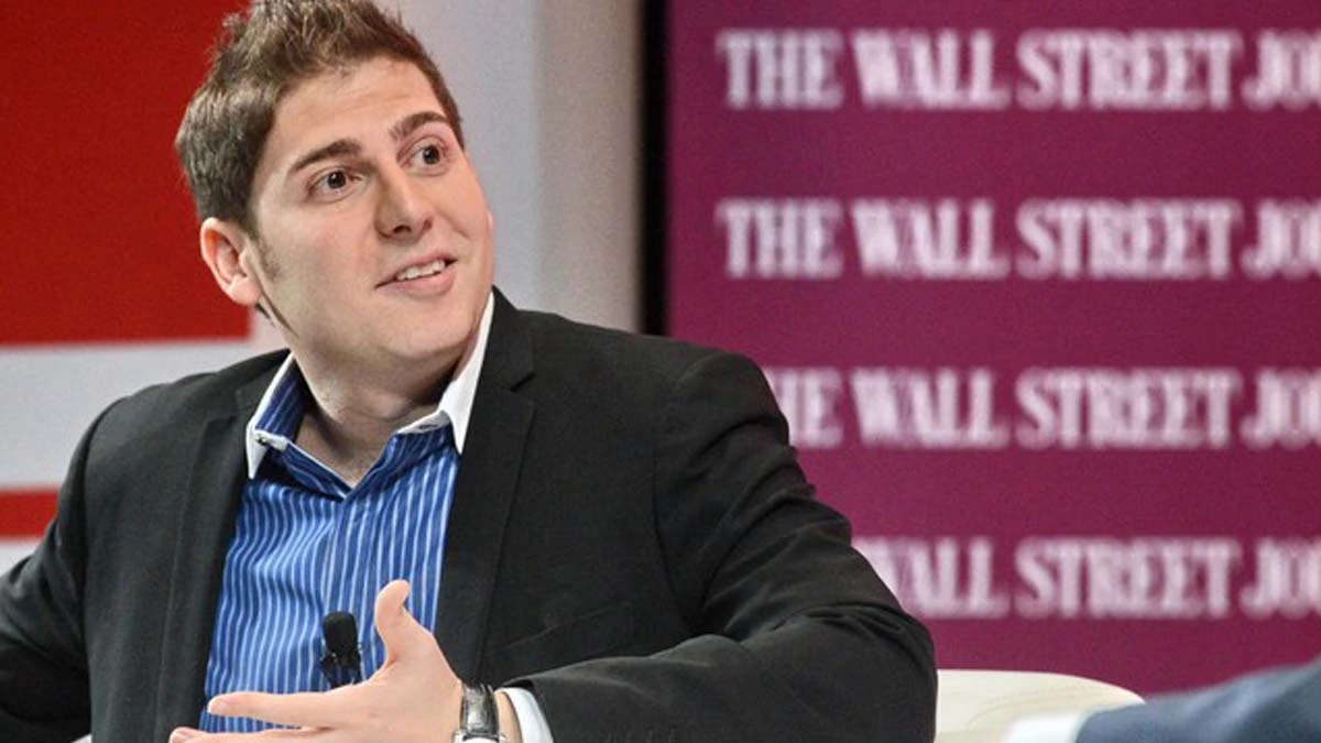 O brasileiro Eduardo Saverin, cofundador do Facebook, perdeu US$ 4,3 bilhões (quase R$ 22,9 bilhões, na cotação atual) em patrimônio na última quinta-feira (3) após a plataforma ter perdido usuários. Embora Saverin não tenha mais um cargo no Facebook, ele possui ações da companhia.