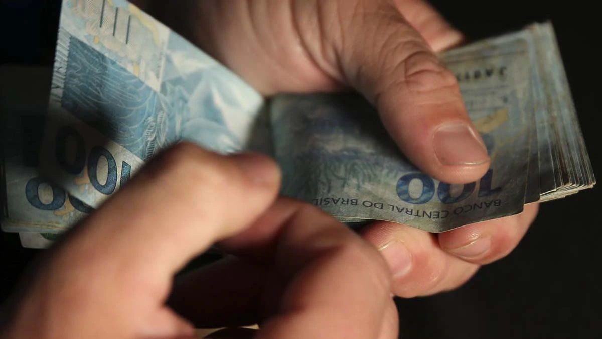 Os pagamentos do abono salarial começaram a ser feitos em fevereiro e os beneficiários podem sacar o dinheiro até o dia 29 de dezembro. Cerca de 23 milhões de trabalhadores foram habilitados para receber o recurso este ano.