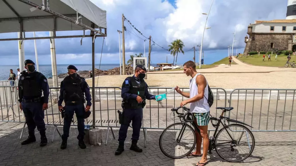 Com a instalação dos três pórticos na Barra pela Prefeitura para orientar as pessoas em relação às medidas de enfrentamento à Covid-19, a Guarda