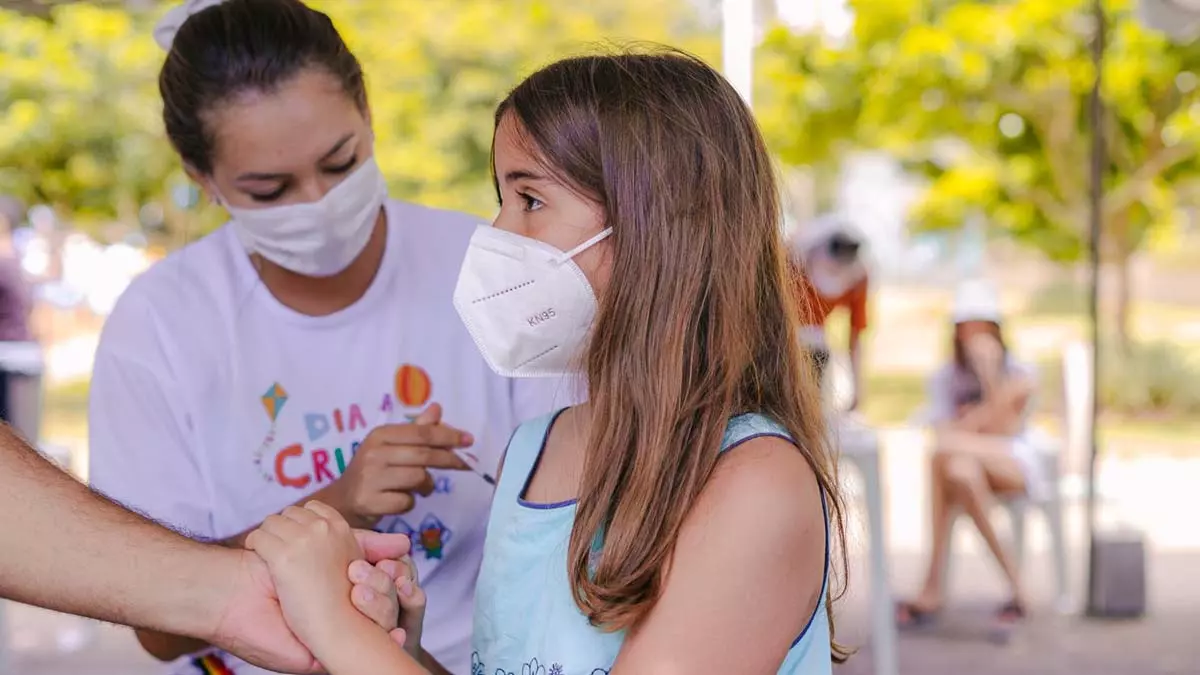 As 2ª, 3ª e 4ª doses também serão administradas de acordo com os critérios e aprazamentos para cada público. A vacinação continua sendo