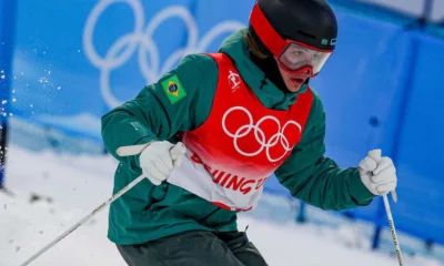 A Olimpíada de Inverno de Pequim começou nesta quinta-feira (3) para o Brasil com a participação da esquiadora Sabrina Cass, de 19 anos, na primeira prova classificatória de moguls (descida de montanha em velocidade, com dois saltos com acrobacias), no Parque de Neve de Genting, na zona de competição de Zhangjiakou, a cerca de 2h40 de Pequim