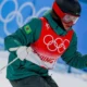 A Olimpíada de Inverno de Pequim começou nesta quinta-feira (3) para o Brasil com a participação da esquiadora Sabrina Cass, de 19 anos, na primeira prova classificatória de moguls (descida de montanha em velocidade, com dois saltos com acrobacias), no Parque de Neve de Genting, na zona de competição de Zhangjiakou, a cerca de 2h40 de Pequim