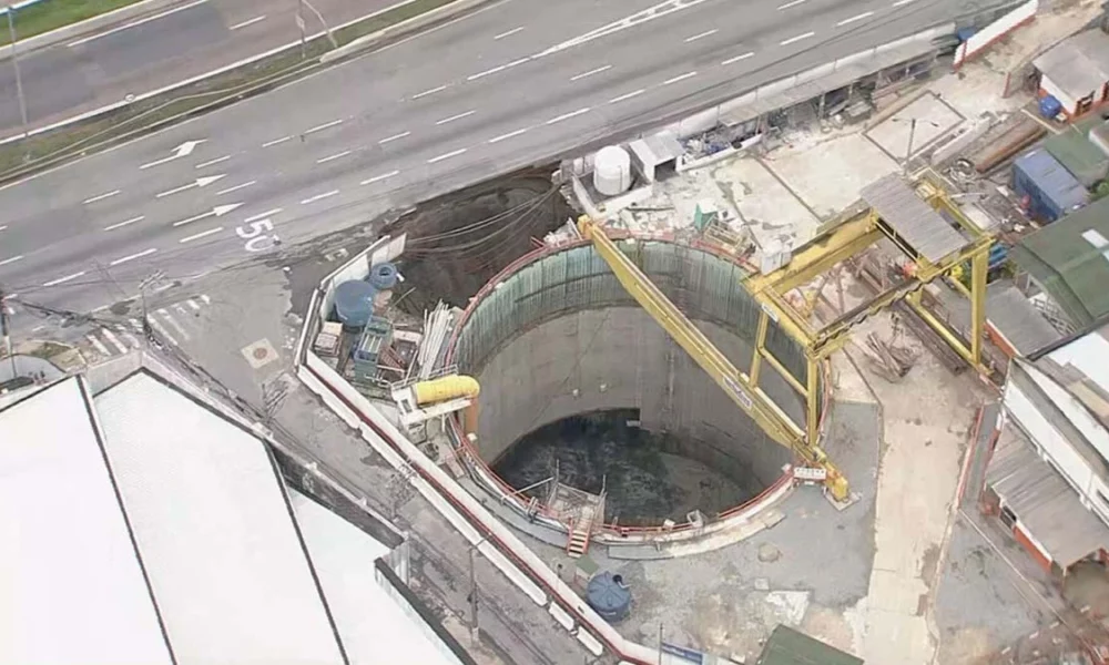 Uma cratera se abriu na Marginal Tietê após o asfalto ter desabado ao lado da obra do Metrô da Linha 6-Laranja, na Marginal Tietê, na Freguesia do Ó, na Zona Norte de São Paulo, na manhã desta terça-feira (1º).