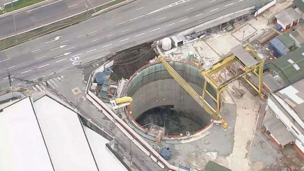 Uma cratera se abriu na Marginal Tietê após o asfalto ter desabado ao lado da obra do Metrô da Linha 6-Laranja, na Marginal Tietê, na Freguesia do Ó, na Zona Norte de São Paulo, na manhã desta terça-feira (1º).