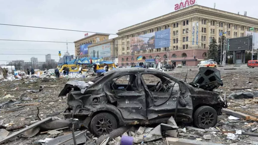 Uma enorme coluna blindada está se deslocando em direção a Kiev, levantando temores de que a Rússia possa atingir áreas civis em sua tentativa