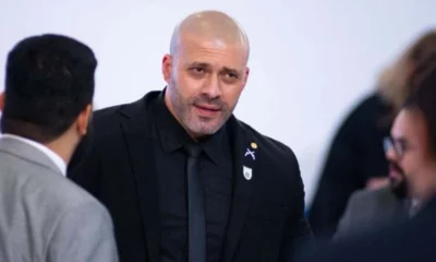 O ministro Alexandre de Moraes, do Supremo Tribunal Federal, ordenou que o deputado federal Daniel Silveira (PSL-RJ) colocasse a tornozeleira eletrônica às 15h desta quinta-feira (31), no prédio da Polícia Federal, em Brasília.