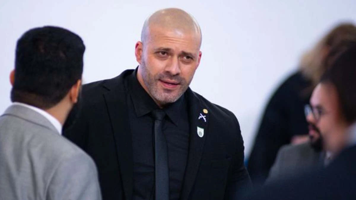 O ministro Alexandre de Moraes, do Supremo Tribunal Federal, ordenou que o deputado federal Daniel Silveira (PSL-RJ) colocasse a tornozeleira eletrônica às 15h desta quinta-feira (31), no prédio da Polícia Federal, em Brasília.