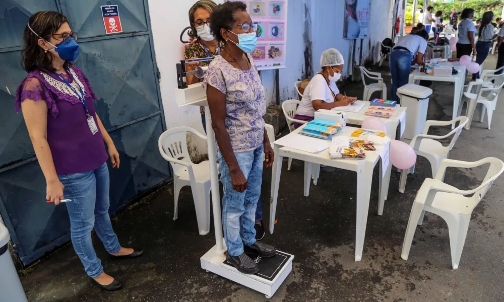 Após passar pelos bairros do Uruguai, Periperi e Boca do Rio, beneficiando centenas de soteropolitanas, a Praça dos Mares, na Cidade Baixa, receberá a Feira de Saúde nesta quarta-feira (23), a partir das 8h30. A iniciativa faz parte da programação do Março Mulher e foi construída em conjunto pelo coletivo de serviços que atendem a população em situação de rua com atuação no Distrito Sanitário de Itapagipe: Centro Pop Mares, Centro de Convivência Irmã Dulce dos Pobres (CCIDP), Programa Corra pro Abraço, Distrito Sanitário Itapagipe, Consultório na Rua Itapagipe, Ponto de Cidadania Itapagipe e Unidade de Acolhimento Adulto.