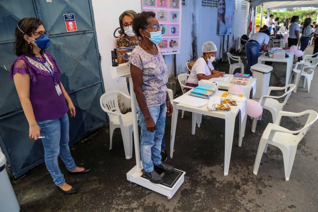 Após passar pelos bairros do Uruguai, Periperi e Boca do Rio, beneficiando centenas de soteropolitanas, a Praça dos Mares, na Cidade Baixa, receberá a Feira de Saúde nesta quarta-feira (23), a partir das 8h30. A iniciativa faz parte da programação do Março Mulher e foi construída em conjunto pelo coletivo de serviços que atendem a população em situação de rua com atuação no Distrito Sanitário de Itapagipe: Centro Pop Mares, Centro de Convivência Irmã Dulce dos Pobres (CCIDP), Programa Corra pro Abraço, Distrito Sanitário Itapagipe, Consultório na Rua Itapagipe, Ponto de Cidadania Itapagipe e Unidade de Acolhimento Adulto.