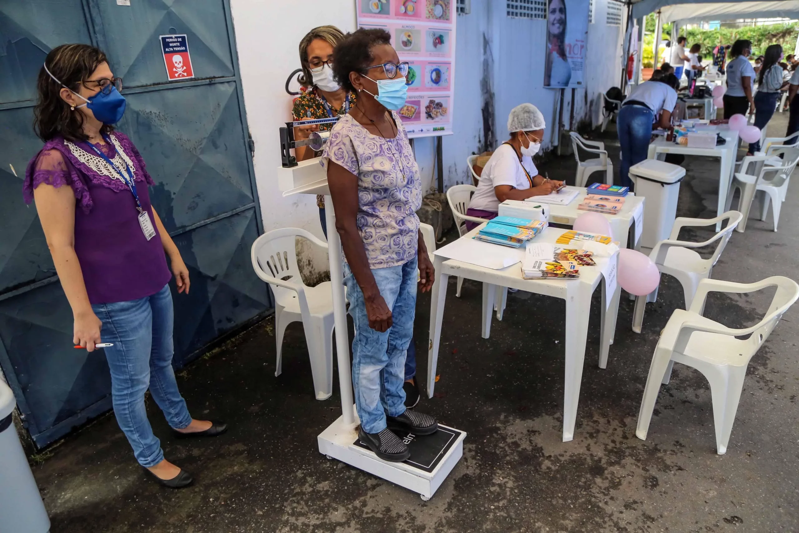 Após passar pelos bairros do Uruguai, Periperi e Boca do Rio, beneficiando centenas de soteropolitanas, a Praça dos Mares, na Cidade Baixa, receberá a Feira de Saúde nesta quarta-feira (23), a partir das 8h30. A iniciativa faz parte da programação do Março Mulher e foi construída em conjunto pelo coletivo de serviços que atendem a população em situação de rua com atuação no Distrito Sanitário de Itapagipe: Centro Pop Mares, Centro de Convivência Irmã Dulce dos Pobres (CCIDP), Programa Corra pro Abraço, Distrito Sanitário Itapagipe, Consultório na Rua Itapagipe, Ponto de Cidadania Itapagipe e Unidade de Acolhimento Adulto.