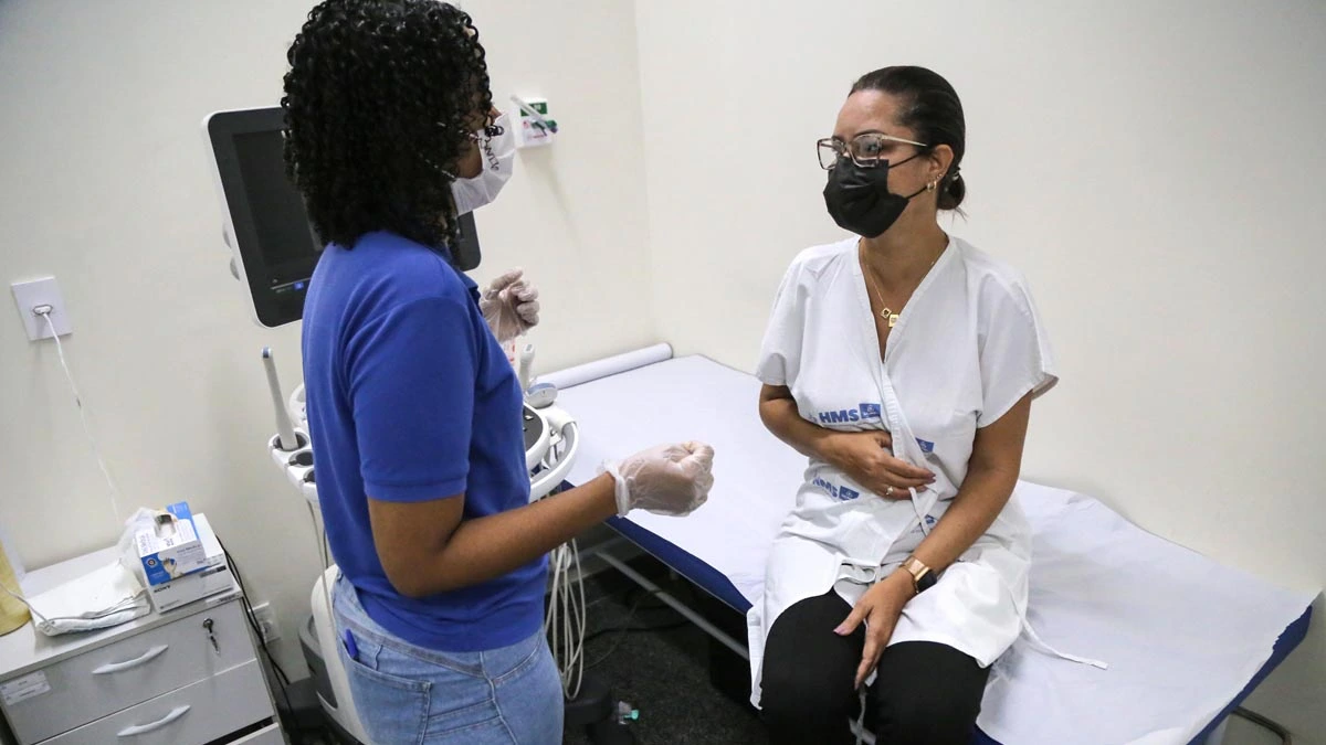 O Hospital Municipal de Salvador (HMS), localizado em Boca da Mata, intensificou, durante este mês, a oferta de consultas e exames preventivos gratuitos para a mulher. A ação faz parte do Março Mulher e contempla ultrassonografias das mamas e transvaginais, com o objetivo de intensificar o diagnóstico precoce dos cânceres de mama e do colo do útero na capital baiana. Por mês, 1,4 mil vagas são ofertadas para os procedimentos. Para o Março Mulher, este número foi ampliado, com 102 ultrassonografias de mama e 157 transvaginais a mais