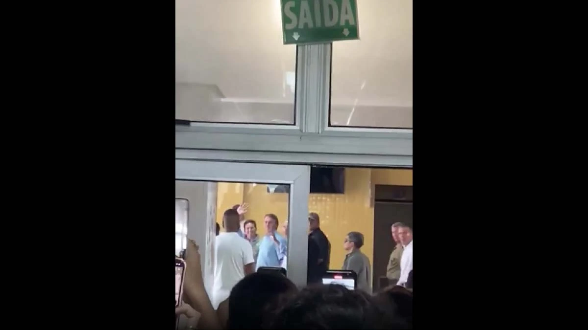 O presidente Jair Bolsonaro (PL) foi recebido nesta quarta-feira (16), com vaias e gritos enquanto visitava as instalações do Senai Cimatec, em Piatã, em Salvador (BA). O chefe do executivo cumpre agenda também nas estruturas das Obras Sociais Irmã Dulce (OSID), no Largo de Roma.