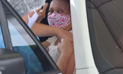 A vacinação contra a Covid-19 segue, nesta terça-feira (5), das 8h às 16h, com a estratégia “Liberou Geral” para aplicação da 1ª dose em pessoas com 12 anos ou mais, além da 2ª e 3ª dose para indivíduos com 18 anos ou mais, independentemente de ser morador de Salvador. O único requisito é ter o Cartão SUS vinculado a algum município do estado da Bahia.