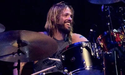 Taylor Hawkins, baterista da banda Foo Fighters, morreu aos 50 anos, anunciou a banda. O músico foi encontrado sem vida nesta