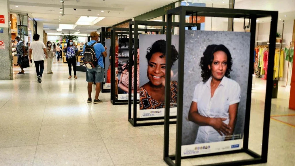 Profissionais de saúde da Prefeitura de Salvador são personagens da exposição fotográfica “Março Mulher – Saúde para Todas as Mulheres!”, aberta à visitação gratuita até o próximo dia 4 de abril, no 3º piso do Shopping da Bahia. A mostra retrata 12 mulheres que trabalham na área da saúde em diferentes funções, como homenagem ao gênero, no mês que se celebra o Dia Internacional da Mulher.