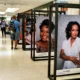 Profissionais de saúde da Prefeitura de Salvador são personagens da exposição fotográfica “Março Mulher – Saúde para Todas as Mulheres!”, aberta à visitação gratuita até o próximo dia 4 de abril, no 3º piso do Shopping da Bahia. A mostra retrata 12 mulheres que trabalham na área da saúde em diferentes funções, como homenagem ao gênero, no mês que se celebra o Dia Internacional da Mulher.