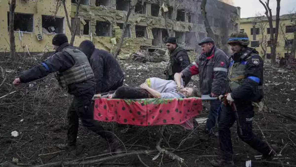 do hospital em Mariupol na quarta-feira passada, a mulher foi vista acariciando seu abdome ensanguentado enquanto os socorristas a levavam