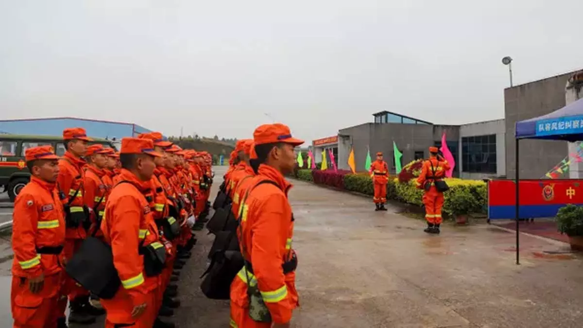 Um avião de passageiros com 132 pessoas a bordo caiu no sul da China e provocou um incêndio na montanha, informaram autoridades chinesas.