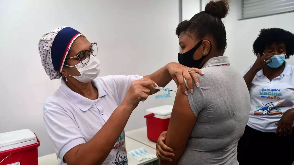 A vacinação contra Covid-19 acontece nesta quarta-feira (2), das 8h às 16h, com a estratégia "Liberou Geral", para aplicação da primeira dose