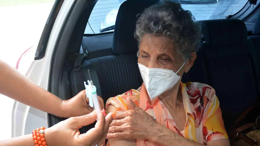 Salvador terá mais um mutirão de aplicação de doses complementares da vacina contra a Covid-19 neste sábado (9), das 8h às 13h. A 2ª dose será direcionada exclusivamente para jovens que estiverem com o nome na lista do site da Secretaria Municipal da Saúde (SMS). Também devem estar com o nome no site as pessoas com 80 anos ou mais e indivíduos imunossuprimidos, para terem acesso à 4ª dose do imunizante.