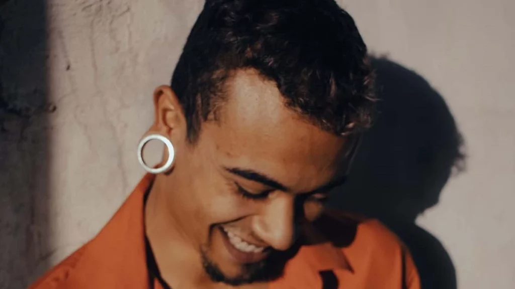 O cantor e compositor Felipe Barros apresenta nesta sexta-feira (1ª) o “O Filho de Ritinha” pela primeira vez com suas músicas autorais e traz no palco a cantora Melly e o cantor Dja Luz para dividirem as vozes.