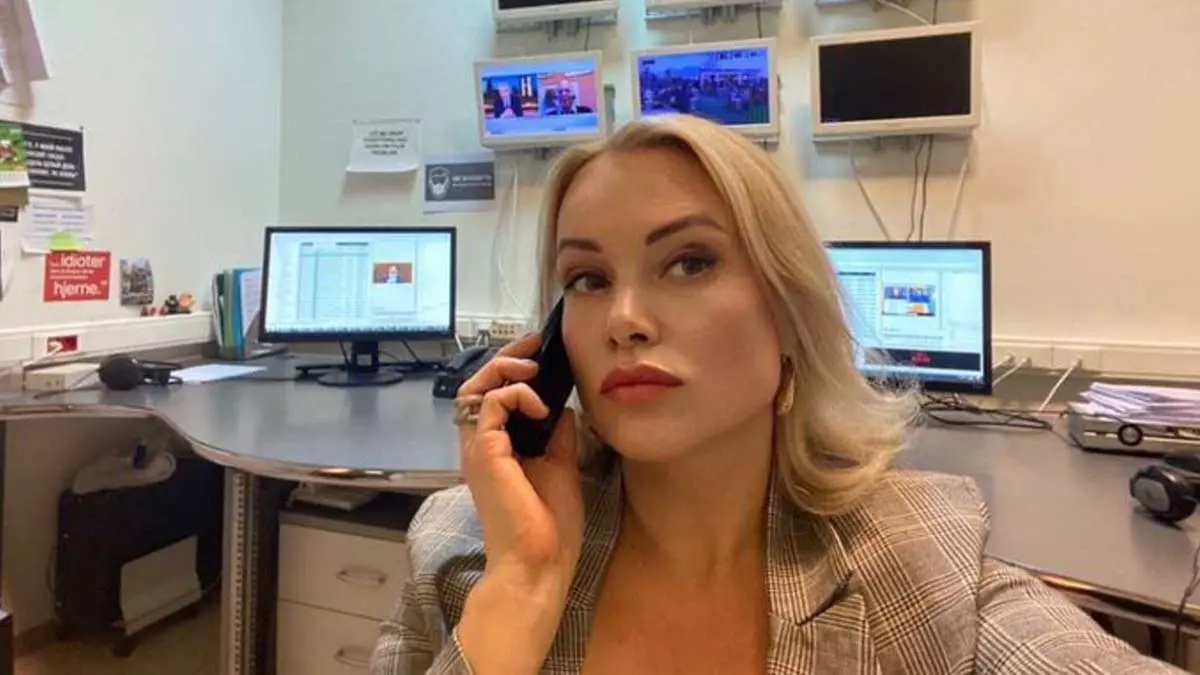 A mulher que interrompeu um programa de notícias ao vivo na TV estatal russa na noite passada está sendo julgada no tribunal de Ostankino, em Moscou.
