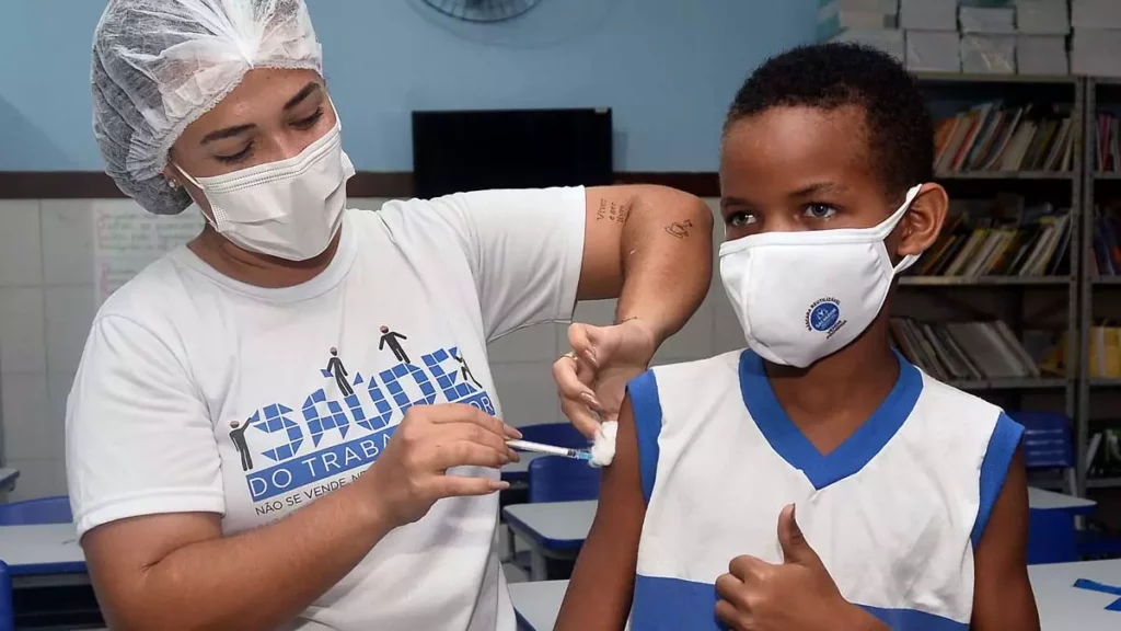 Iniciada há um mês e meio, a vacinação infantil contra a Covid-19 em Salvador já alcançou 62% das crianças de 5 a 11 anos, que tomaram a