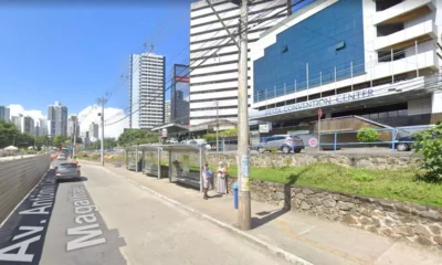 Para permitir o andamento das obras do BRT na Avenida ACM, na região do Itaigara, o ponto de ônibus localizado na via principal, em frente ao