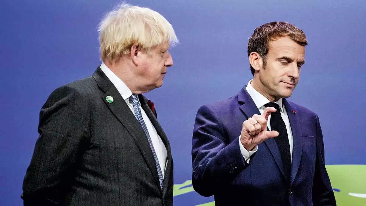 Emmanuel Macron condenou o governo de Boris Johnson por tornar os refugiados ucranianos indesejados na Grã-Bretanha e por fingir liderar o