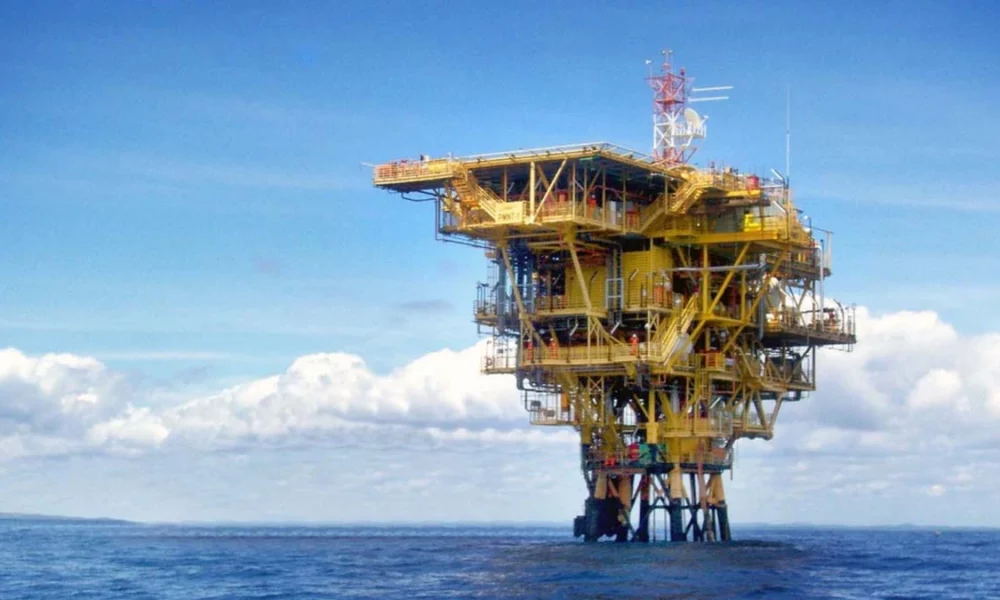 Um tripulante morreu e 12 pessoas ficaram feridas após um helicóptero que transportava funcionários da Petrobras ter feito um pouso forçado, na manhã desta quarta-feira (16), na baía de Camamu, próximo ao campo de Manati, na região do baixo-sul da Bahia.